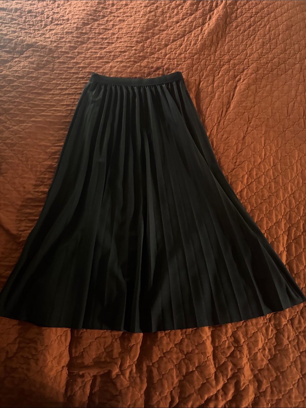 Black Pleated Midi Skirt - Sleek Everyday Style